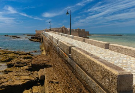 Téléchargez les photos : Fort Saint Sébastien sur l'île par une journée ensoleillée. Cadix. Andalousie. Espagne. - en image libre de droit