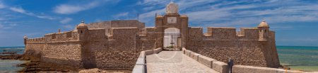 Téléchargez les photos : Vue panoramique sur Fort Saint Sébastien par une journée ensoleillée. Cadix. Andalousie. Espagne. - en image libre de droit
