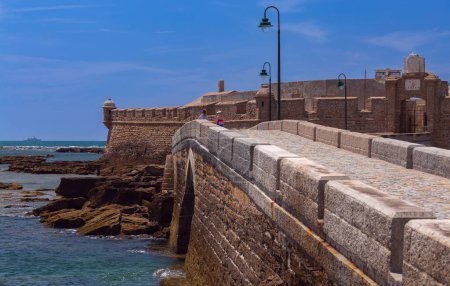Téléchargez les photos : Fort Saint Sébastien sur l'île par une journée ensoleillée. Cadix. Andalousie. Espagne. - en image libre de droit
