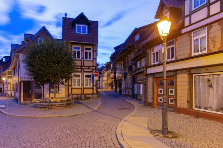 Téléchargez les photos : Ancienne rue médiévale traditionnelle illuminée de nuit à l'aube. Wernigerode. Allemagne. - en image libre de droit