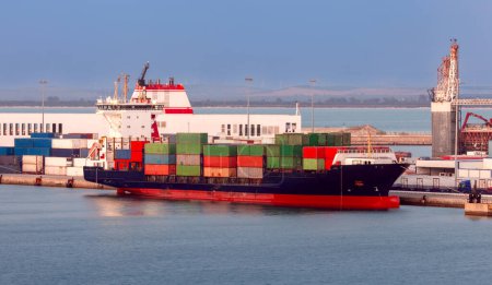 Téléchargez les photos : Grand porte-conteneurs maritime avec conteneurs dans le port de fret de Cadix. Espagne. Andalousie. - en image libre de droit