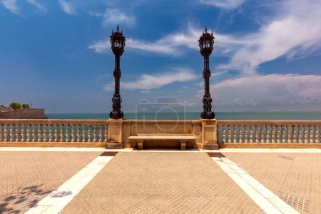 Téléchargez les photos : Vue panoramique de la promenade en pierre de Cadix avec de vieilles lanternes au soleil. Espagne. Andalousie. - en image libre de droit