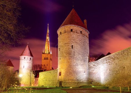 Téléchargez les photos : Mur de pierre de la ville et tours médiévales sur la rue Viru dans l'éclairage de nuit. Tallinn. Estonie. - en image libre de droit