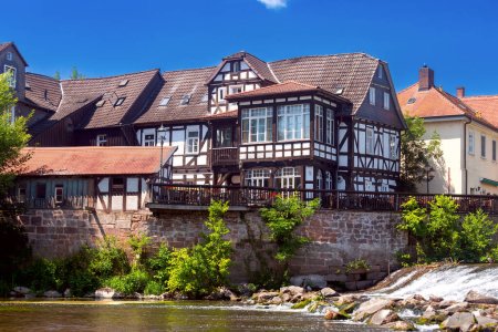 Alte Fachwerkhäuser am Ufer eines Kanals an einem sonnigen Tag in Marburg. Deutschland.