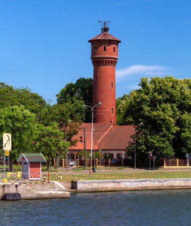Téléchargez les photos : Vue du vieux château d'eau en brique rouge du port. Swinoujscie. Poméranie. Pologne. - en image libre de droit