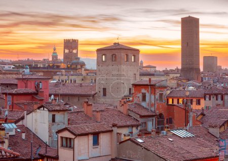 Téléchargez les photos : Vue des vieilles tours hautes sur fond de coucher de soleil. Bologne. Italie. - en image libre de droit