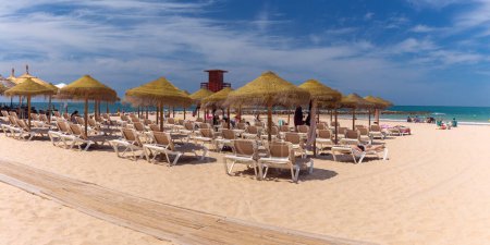 Téléchargez les photos : Vue sur la plage de sable et l'océan Atlantique par une journée ensoleillée. Cadix. Espagne. Andalousie. - en image libre de droit