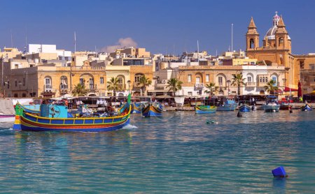Traditionelle bunte hölzerne Fischerboote luzzi im Dorf Marsaxlokk an einem sonnigen Tag. Malta.