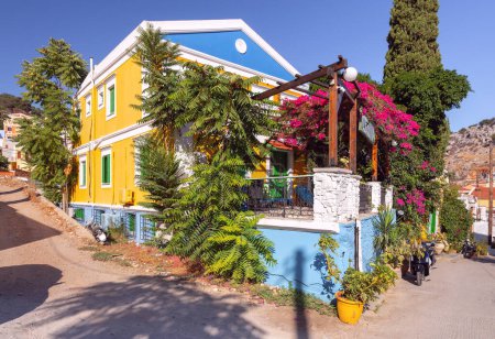 Foto de Vista de coloridas casas tradicionales y barcos de pesca en el pueblo pesquero de Symi en un día soleado. Grecia. Dodecaneso. - Imagen libre de derechos
