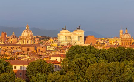 Luftaufnahme der Altstadt von Rom von einem Hügel an einem sonnigen Morgen. Italien.