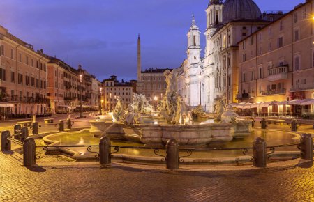 Vue de la célèbre fontaine antique avec tritons tôt le matin à l'heure bleue. Rome. Italie.