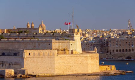 Vista panorámica de la parte histórica de La Valeta con fuertes y muralla de la ciudad. Malta.