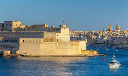 Vista panorámica de la parte histórica de La Valeta con fuertes y muralla de la ciudad. Malta.