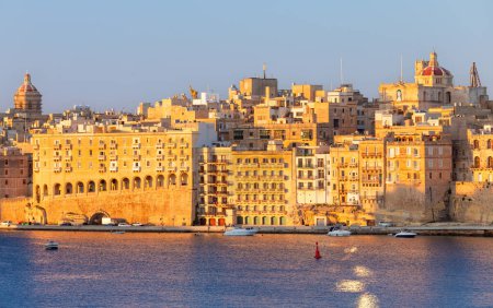 Vistas panorámicas de la parte histórica de La Valeta con casas de piedra tradicionales en el paseo marítimo. Malta.