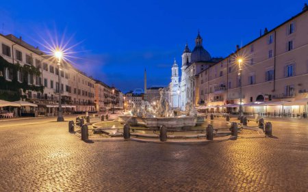 Blick auf den berühmten antiken Brunnen mit Molchen am frühen Morgen zur blauen Stunde. Rom. Italien.
