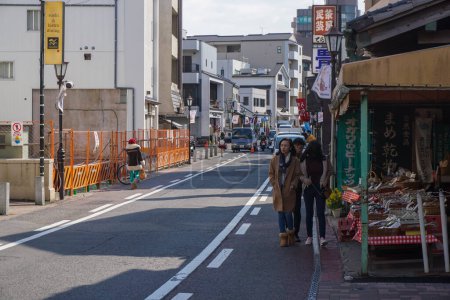 Foto de Chiba Japón - 22 de marzo de 2017: Calle Naritasan Omotesando, Chiba es una calle con una larga historia. Hay templos antiguos sagrados y a lo largo del lado de la carretera hay tiendas de recuerdos. La anguila sobre el arroz es muy deliciosa. - Imagen libre de derechos