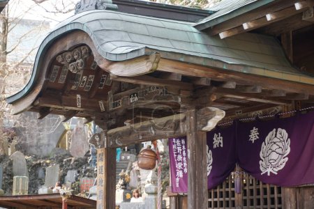 Téléchargez les photos : Chiba Japon - 22 mars 2017 : Naritasan Omotesando Street, Chiba est une rue avec une longue histoire. Il y a des temples sacrés anciens et le long de la route il y a des boutiques de souvenirs. L'anguille sur le riz est très délicieuse. - en image libre de droit