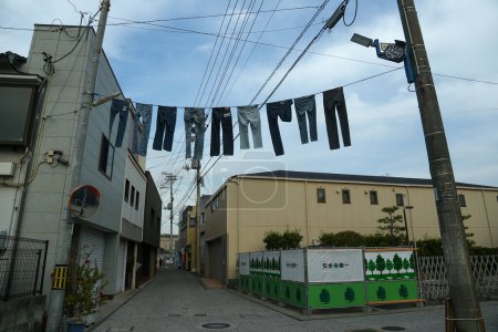 Téléchargez les photos : Kojima Japon - 25 novembre 2017 : Kojima Jeans street est un endroit qui vend des jeans de bonne qualité. et est célèbre pour les jeans Les touristes aiment acheter des jeans ici. - en image libre de droit