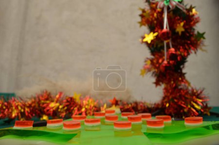 Téléchargez les photos : Jolie gelée de Noël en forme de pin - en image libre de droit