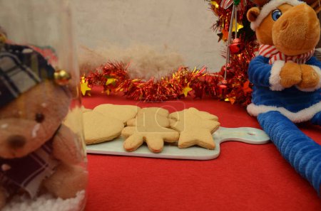 Téléchargez les photos : Beaux biscuits faits à la main pour la célébration de Noël - en image libre de droit