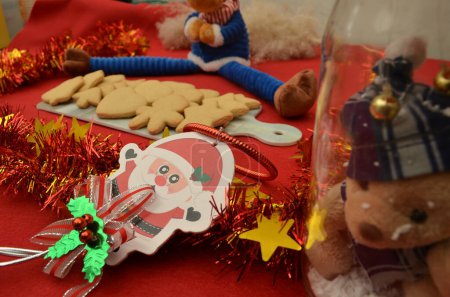 Téléchargez les photos : Beaux biscuits faits à la main pour la célébration de Noël - en image libre de droit
