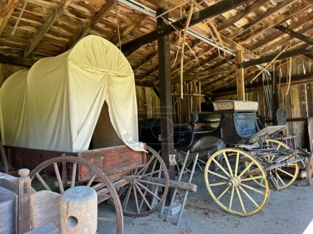 Maison de voiture historique à l'intérieur dans le 1800 Pioneer Village recréé et restauré au Spring Mill State Park, près de Mitchell, Indiana avec chariots et chariots.