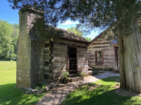 Histórica Residencia Inferior en el recreado y restaurado 1800 Pioneer Village en Spring Mill State Park, cerca de Mitchell, Indiana.