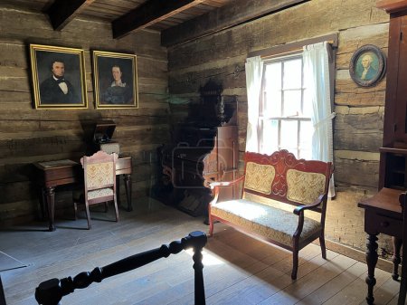 Foto de :  Dentro de la histórica residencia baja en el recreado y restaurado 1800 Pioneer Village en Spring Mill State Park, cerca de Mitchell, Indiana. - Imagen libre de derechos