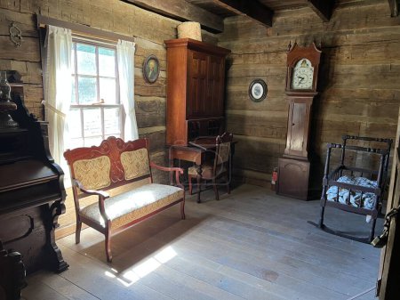 Foto de Dentro de la histórica residencia baja en el recreado y restaurado 1800 Pioneer Village en Spring Mill State Park, cerca de Mitchell, Indiana. - Imagen libre de derechos
