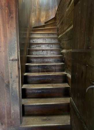 Foto de :  Escalera curvada dentro de la histórica residencia inferior en la recreada y restaurada 1800 Pioneer Village en Spring Mill State Park, cerca de Mitchell, Indiana. - Imagen libre de derechos