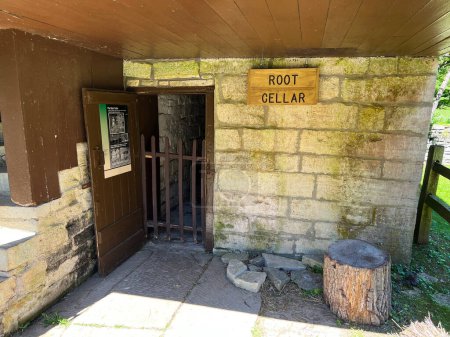 Foto de Fuera de la bodega raíz en el recreado y restaurado 1800 Pioneer Village en Spring Mill State Park, cerca de Mitchell, Indiana. - Imagen libre de derechos