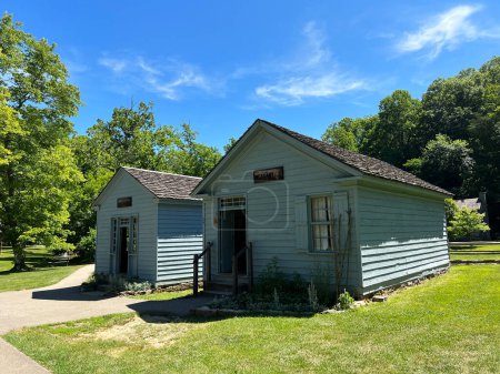 Apothicaire historique et mercantile dans le village pionnier 1800 recréé et restauré à Spring Mill State Park, près de Mitchell, Indiana avec un beau ciel bleu et un espace de copie d'herbe verte.
