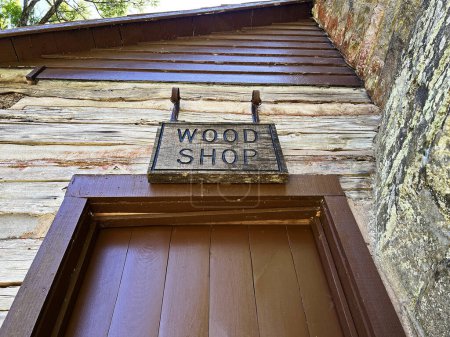 Foto de Cartel en el exterior de la tienda de madera en el 1800 Pioneer Village en Spring Mill State Park, cerca de Mitchell, Indiana. - Imagen libre de derechos