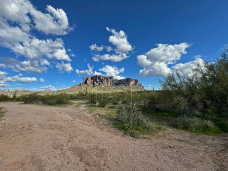 Foto de Una vista panorámica de Flatiron en las montañas de Superstición en el Parque Estatal Lost Dutchman en el cruce Apache cerca de Phoenix, Arizona con un hermoso cielo azul y espacio para copiar. - Imagen libre de derechos