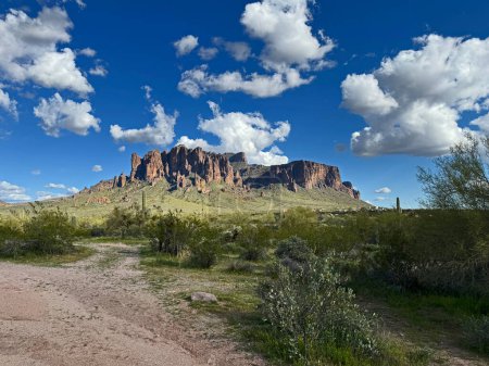 Ein malerischer Blick auf Flatiron in den Superstition Mountains im Lost Dutchman State Park an der Apache Kreuzung in der Nähe von Phoenix, Arizona mit wunderschönem blauen Himmel und Kopierraum.