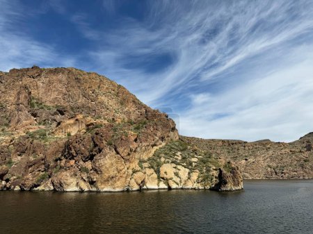 Vue depuis un bateau à vapeur, du réservoir du lac Canyon et des formations rocheuses dans le comté de Maricopa, Arizona, dans la forêt nationale de Tonto, près du sentier Apache. Le lac a été formé en barrant la rivière Salt dans le cadre du projet Salt River..