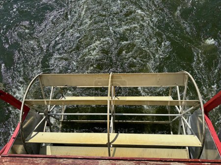 Schaufelrad auf einem Dampfboot im Canyon Lake Reservoir im Maricopa County, Arizona, in der Superstition Wilderness des Tonto National Forest in der Nähe des Apache Trail. Der See entstand durch die Stauung des Salzflusses im Rahmen des Salt River Project.