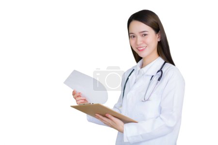 Foto de Profesional hermosa joven doctora sosteniendo documento en portapapeles sonriendo mirando a la cámara mientras ella usa bata de laboratorio blanca y estetoscopio en el hospital. - Imagen libre de derechos