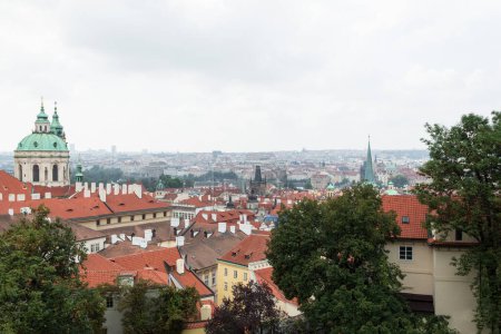 Foto de Azulejos techos de casas y edificios. Ciudad desde arriba, Vista desde arriba - Imagen libre de derechos