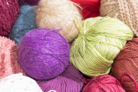 Foto de Bolas multicolores de hilos de punto. Bolas de hilo de colores. Hilados de lana en bolas, diferentes colores - Imagen libre de derechos