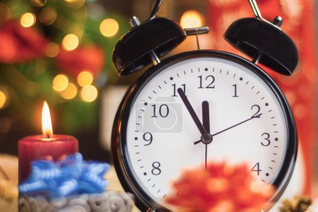 Téléchargez les photos : Le réveil indique que dans cinq minutes, il sera midi, le nouvel an. Cinq minutes avant minuit, réveillon du Nouvel An. Ferme là. Fond du Nouvel An avec espace de copie - en image libre de droit