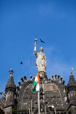Téléchargez les photos : Inde, Maharashtra, Mumbai, 31 août 2009 : Statue du progrès au bâtiment Chhatrapati Shivaji Maharaj Terminus, anciennement Victoria Terminus. - en image libre de droit