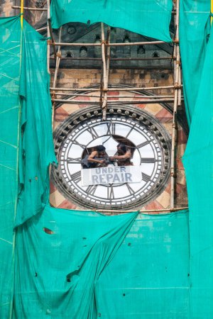 Téléchargez les photos : Inde, Maharashtra, Mumbai, 31 août 2009 : Réparateurs d'horloges travaillant à restaurer le fonctionnement de l'horloge à Chhatrapati Shivaji Maharaj Terminus, anciennement Victoria Terminus. - en image libre de droit