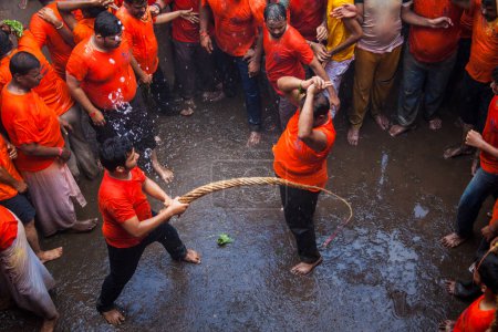 Téléchargez les photos : Panvel, Maharashtra, Inde / 29 août 2013 : Des dévots se font fouetter dans le cadre des célébrations de Dahi Handi pour marquer le festival Janmashtami. - en image libre de droit