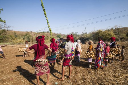 Foto de India, Maharashtra, Nandurbar - March 17, 2022: Tribals perform religious ritual as part of Holi celebrations near Kathi village. - Imagen libre de derechos