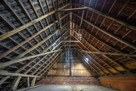 Authentique toit en chêne ferme dans une maison de ferme dans l'est des Pays-Bas