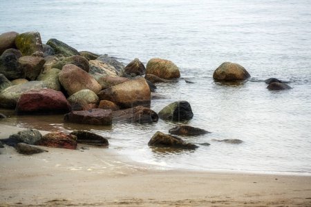 Foto de Piedras en la playa del Mar Báltico en el complejo turístico Lubeck Travemunde en un día gris de noviembre, espacio de copia, enfoque seleccionado, estrecha profundidad de campo - Imagen libre de derechos
