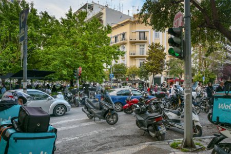 Téléchargez les photos : Thessalonique, Grèce, 24 avril 2023 : Chaos de la circulation avec des motos et des voitures et situation de stationnement difficile sur un carrefour de rue dans le centre-ville, focus sélectionné - en image libre de droit