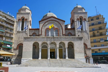 Foto de Santa Iglesia de Panagia Dexia (Madre de Dios) la iglesia ortodoxa en estilo neo bizantino fue construida en 1956 en el centro de la ciudad de Tesalónica, Grecia, cielo azul - Imagen libre de derechos