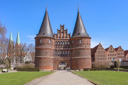 Lübeck Holstentor oder Holstentor, berühmtes historisches Wahrzeichen mit zwei Rundtürmen und gewölbtem Eingang zur Altstadt, Stadtsymbol in gotischer Backsteinarchitektur aus dem Mittelalter in Deutschland, Kopierraum